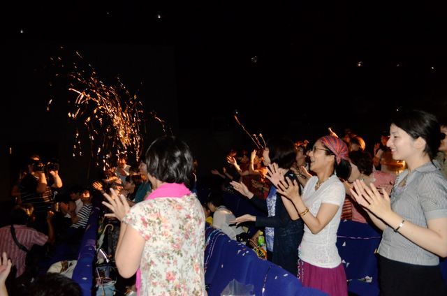 これがマサラ上映だ！観客も歌って踊るフォトギャラリー（15枚目）