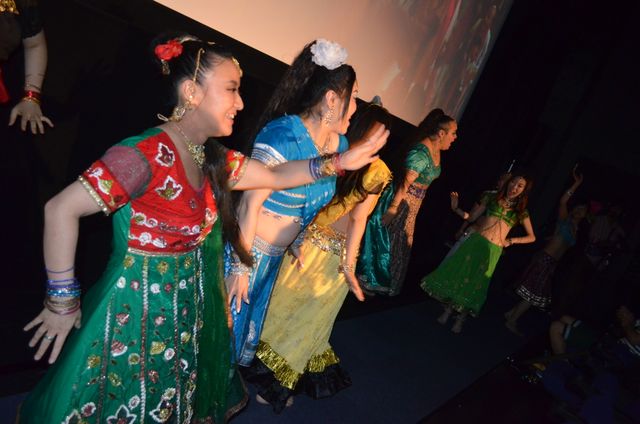 これがマサラ上映だ！観客も歌って踊るフォトギャラリー（17枚目）