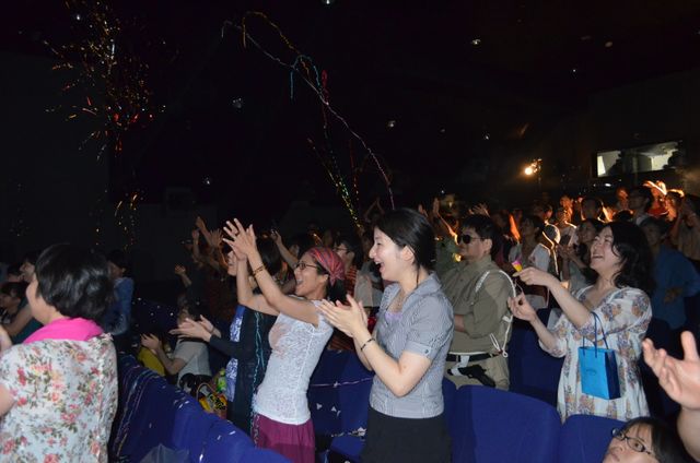 これがマサラ上映だ！観客も歌って踊るフォトギャラリー（18枚目）