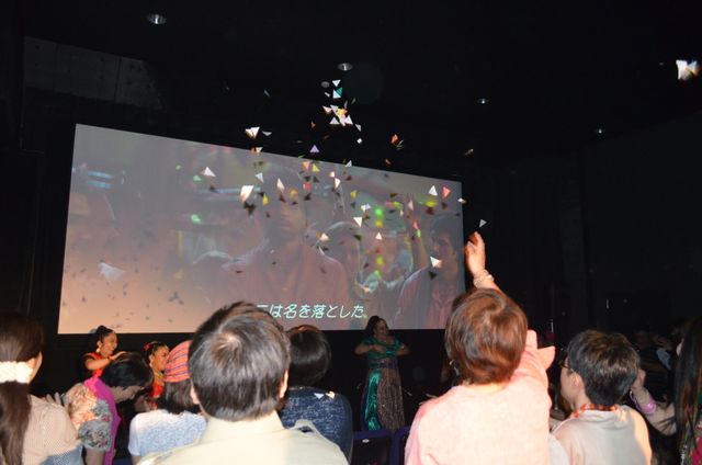 これがマサラ上映だ！観客も歌って踊るフォトギャラリー（19枚目）