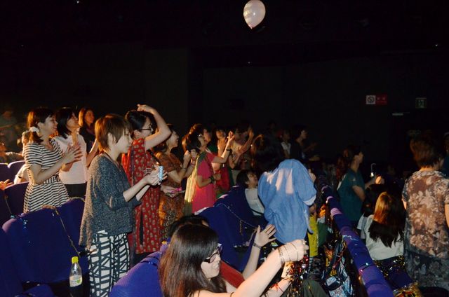 これがマサラ上映だ！観客も歌って踊るフォトギャラリー（23枚目）