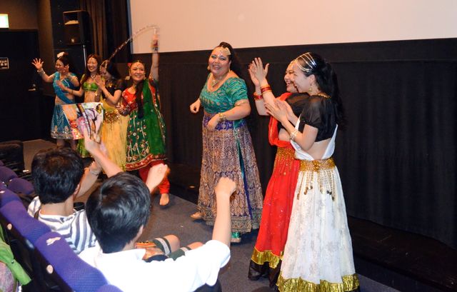 これがマサラ上映だ！観客も歌って踊るフォトギャラリー（24枚目）