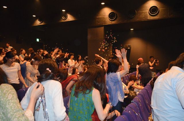 これがマサラ上映だ！観客も歌って踊るフォトギャラリー（25枚目）