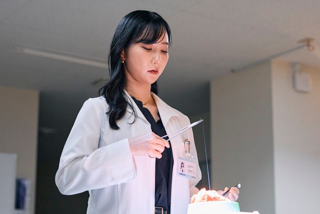 【ネタバレ】クセ強な医師・茶屋坂（ファーストサマーウイカ）メイン回　日曜劇場「19番目のカルテ」第5話（3枚目）