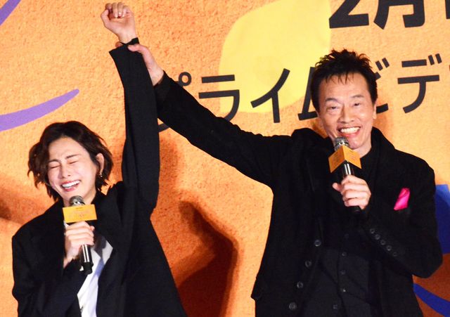 「涼子ちゃん、元気です！　嬉しいです」米倉涼子の腕をつかむ遠藤憲一