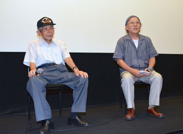 太平洋戦争のでの実体験を語った（左）関利雄さんと楠山忠之監督