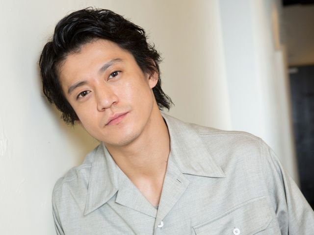 小栗旬が菅田将暉を壁ドン！【インタビューカット集】：フォトギャラリー