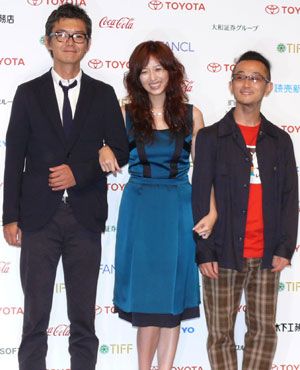 左から凛々しい渡部篤郎、なぜだかとってもうれしそうな高岡早紀、そして前田哲監督