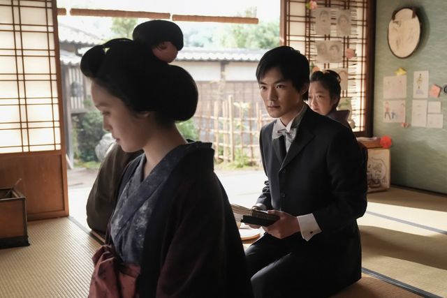 ヘブン（トミー・バストウ）との日々を振り返って…朝ドラ「ばけばけ」第124回の場面写真（3枚目）