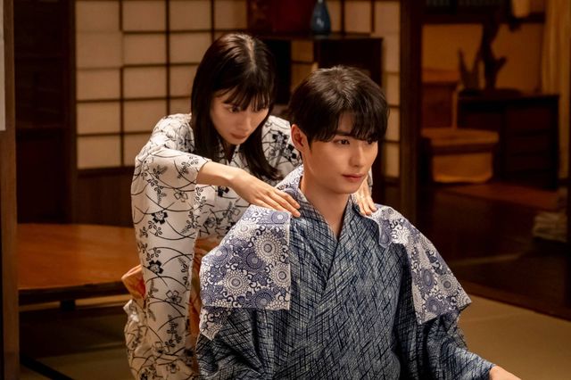 初回よりなつ美(芳根京子)と瀧昌(本田響矢)。本当は膝まくらをしたい二人だったが……
