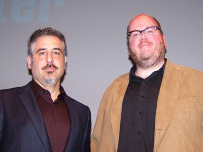 （左から）共同監督のグレン・フィカーラとジョン・レクア