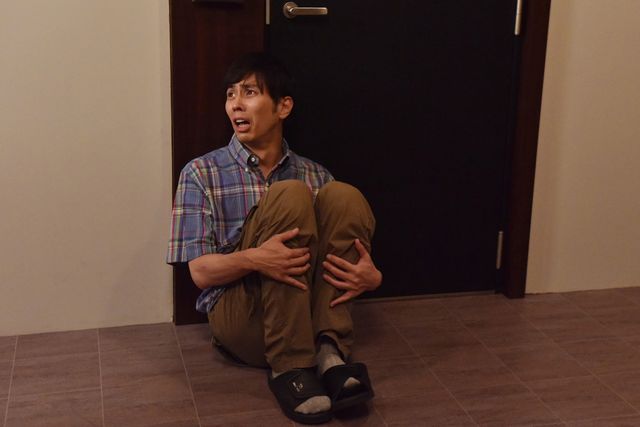 ドアの隙間から尾野ちゃん…！ドラマ「あなたの番です」17話場面カット（7枚目）