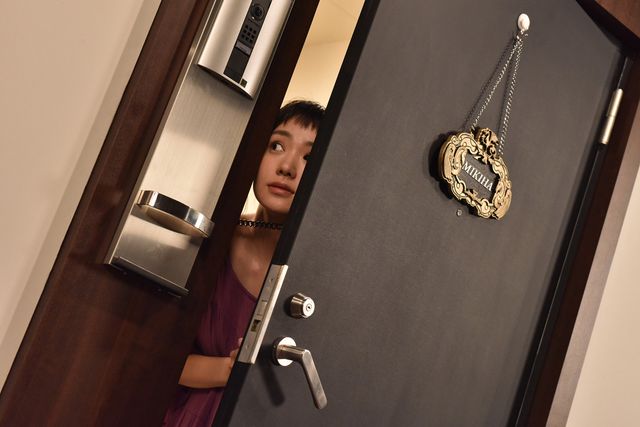 ドアの隙間から尾野ちゃん…！ドラマ「あなたの番です」17話場面カット（8枚目）