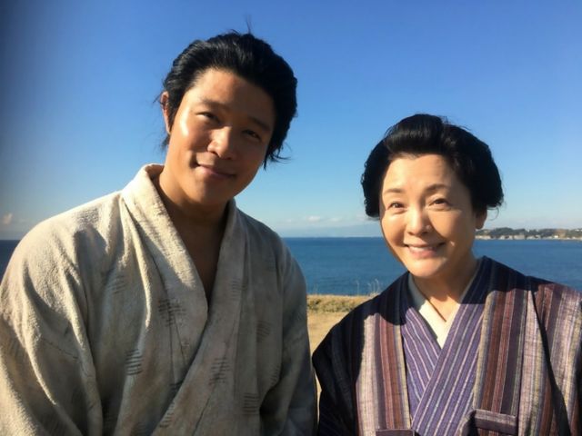 母子を演じた鈴木亮平と松坂慶子