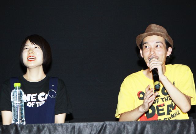 『カメラを止めるな！』韓国でのトークショーにて。出演者の真魚と上田慎一郎監督