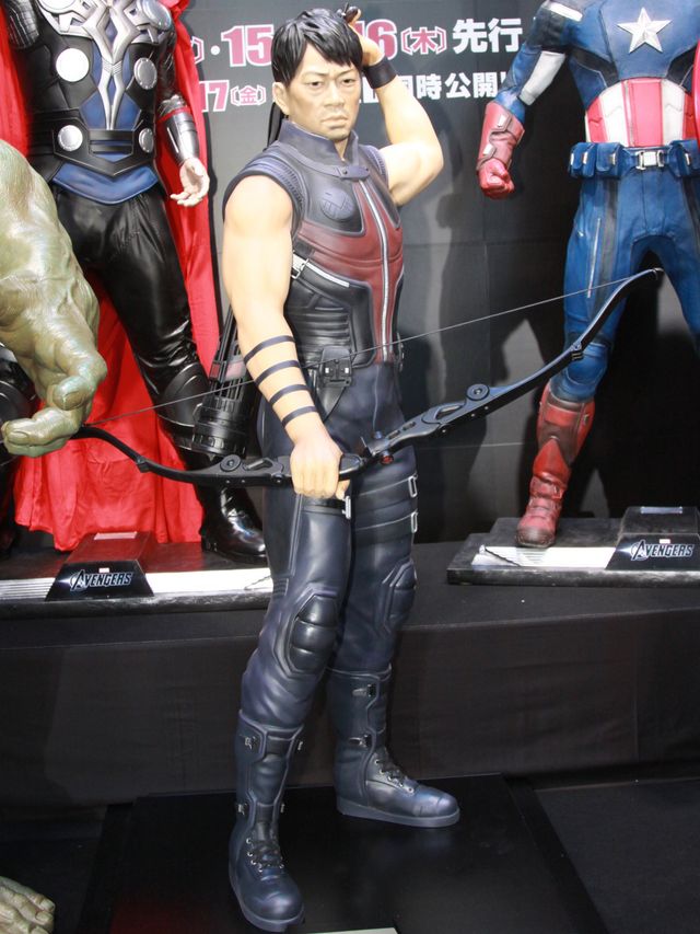 「アベンジャーズと宮迫の等身大フィギュア」のフォトギャラリー（2枚目）