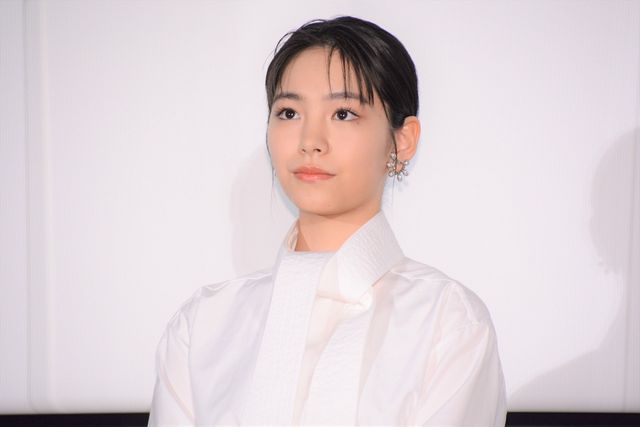 當真あみ、白ドレスで芦田愛菜＆宮崎あおいらと登場！（2枚目）