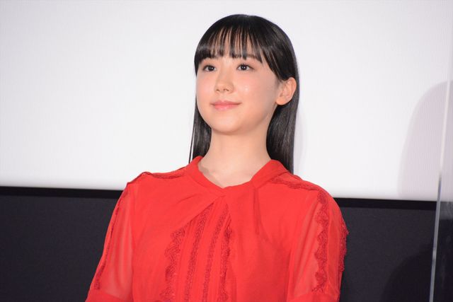 當真あみ、白ドレスで芦田愛菜＆宮崎あおいらと登場！（3枚目）
