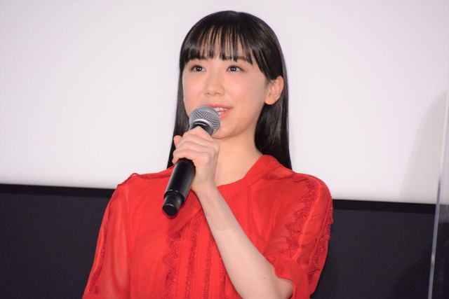 當真あみ、白ドレスで芦田愛菜＆宮崎あおいらと登場！（4枚目）