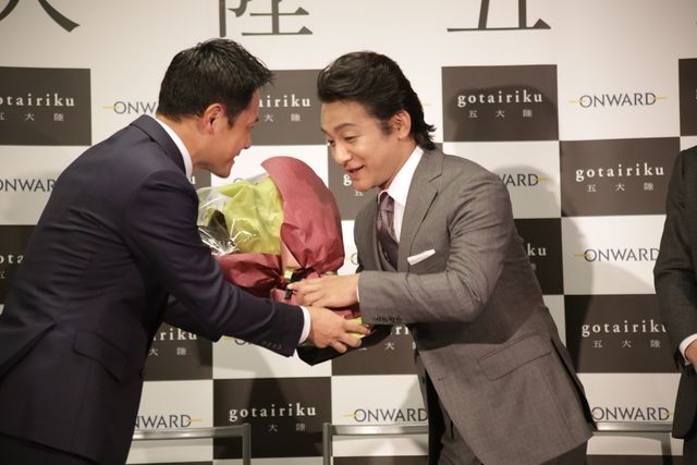 片岡愛之助＆尾上松也ら歌舞伎俳優5人がスーツで登場！フォトギャラリー（5枚目）