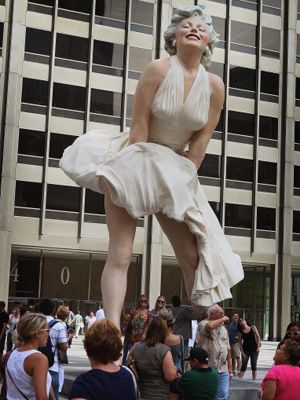 シカゴで披露された巨大マリリン・モンロー
