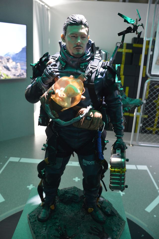 ルーデンスと記念撮影！「DEATH STRANDING 5th Anniversary Exhibition & Popup」メディア内覧会（4枚目）