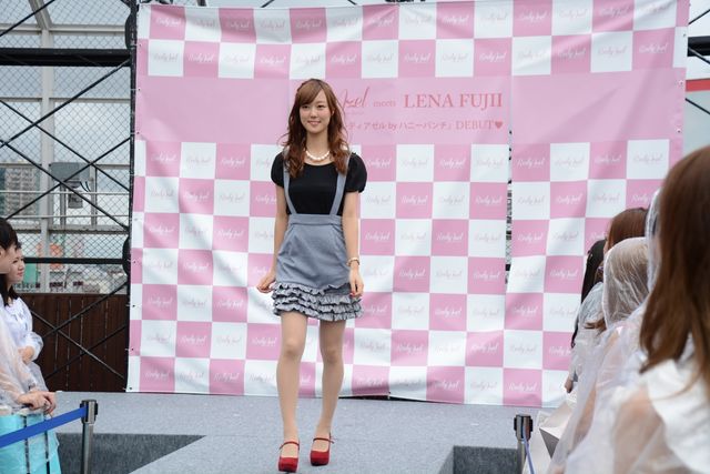 藤井リナが屋上でファッションショー！「RedyAzel by Honey Bunch」オープンイベント（3枚目）