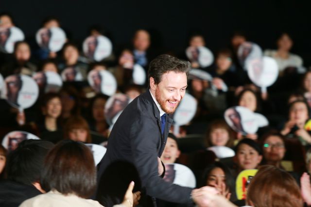 ジェームズ・マカヴォイ、日本のファンに笑顔で握手サービス！：フォトギャラリー