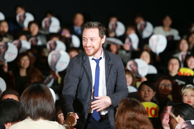 ジェームズ・マカヴォイ、日本のファンに笑顔で握手サービス！（2枚目）