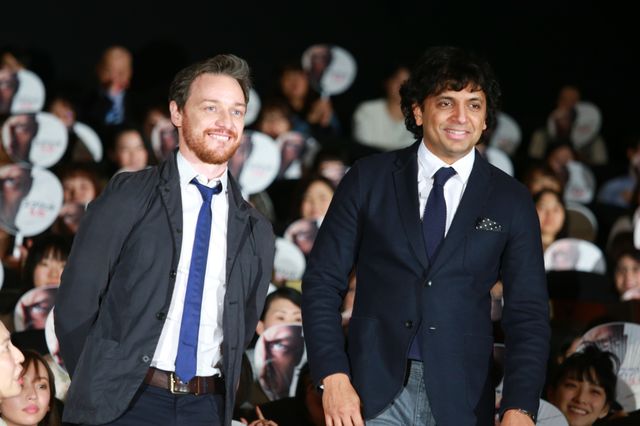 ジェームズ・マカヴォイ、日本のファンに笑顔で握手サービス！（3枚目）