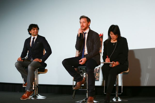 ジェームズ・マカヴォイ、日本のファンに笑顔で握手サービス！（10枚目）