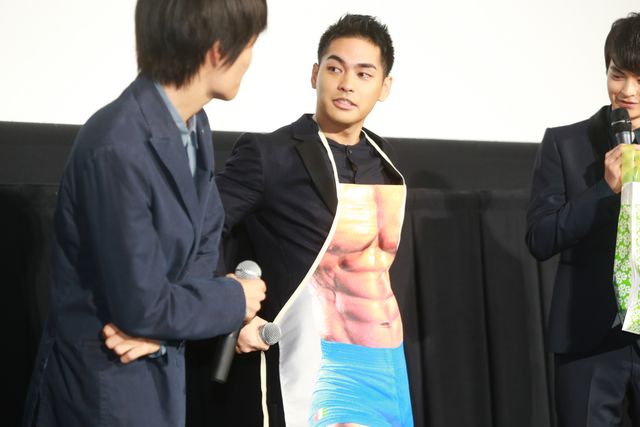 柳楽優弥のマッチョエプロン姿『合葬』初日舞台あいさつフォトギャラリー