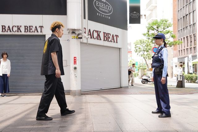 戸田恵梨香のアクションシーン！「ハコヅメ～たたかう！交番女子～」場面写真（2枚目）