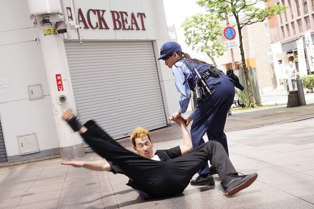 戸田恵梨香のアクションシーン！「ハコヅメ～たたかう！交番女子～」場面写真（4枚目）