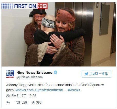とっても優しい表情で抱きしめるジョニー - 写真は Nine News BrisbaneのTwitterページのスクリーンショット
