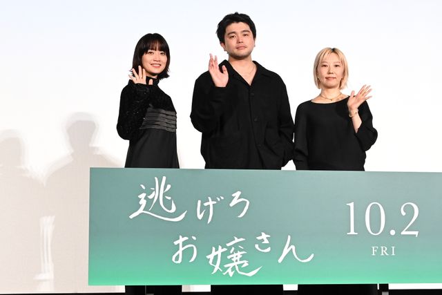井口理（King Gnu）黒コーデで深川麻衣と登壇！『逃げろお嬢さん』完成披露舞台挨拶の様子：フォトギャラリー