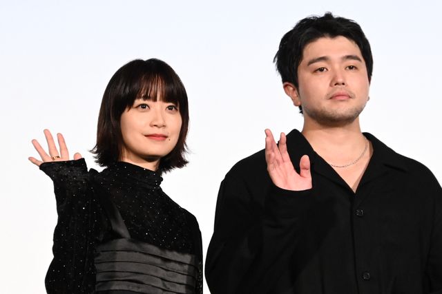 井口理（King Gnu）黒コーデで深川麻衣と登壇！『逃げろお嬢さん』完成披露舞台挨拶の様子（2枚目）