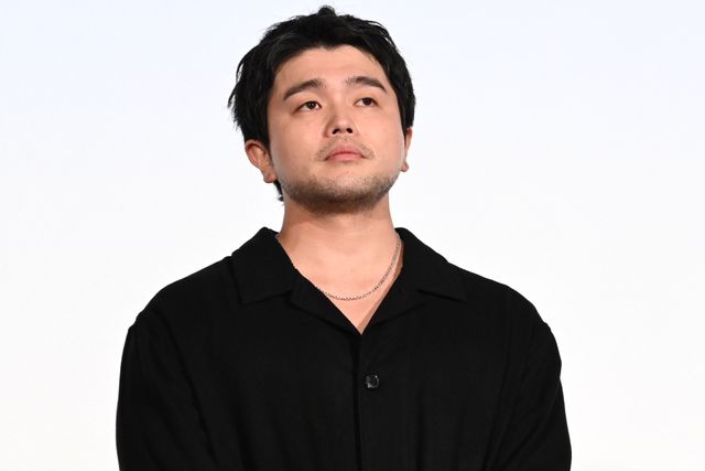 井口理（King Gnu）黒コーデで深川麻衣と登壇！『逃げろお嬢さん』完成披露舞台挨拶の様子（3枚目）