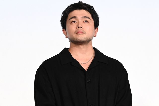 井口理（King Gnu）黒コーデで深川麻衣と登壇！『逃げろお嬢さん』完成披露舞台挨拶の様子（4枚目）