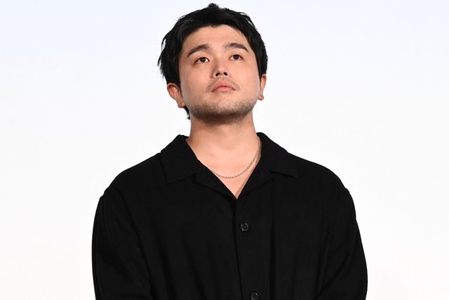 井口理（King Gnu）黒コーデで深川麻衣と登壇！『逃げろお嬢さん』完成披露舞台挨拶の様子（5枚目）
