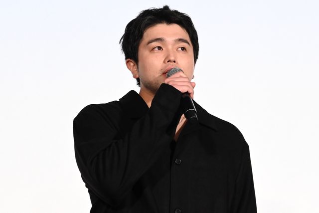 井口理（King Gnu）黒コーデで深川麻衣と登壇！『逃げろお嬢さん』完成披露舞台挨拶の様子（6枚目）