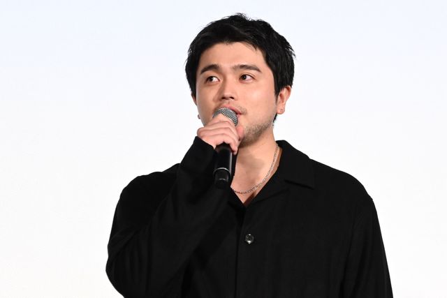井口理（King Gnu）黒コーデで深川麻衣と登壇！『逃げろお嬢さん』完成披露舞台挨拶の様子（7枚目）