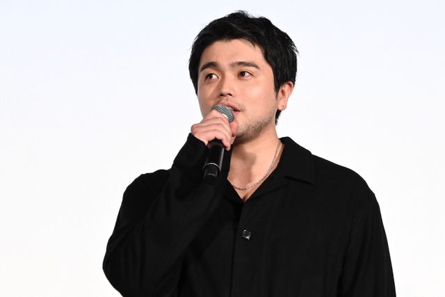 井口理（King Gnu）黒コーデで深川麻衣と登壇！『逃げろお嬢さん』完成披露舞台挨拶の様子（8枚目）