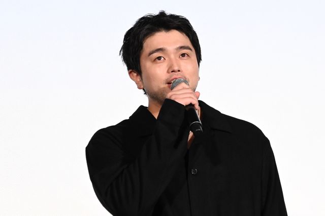 井口理（King Gnu）黒コーデで深川麻衣と登壇！『逃げろお嬢さん』完成披露舞台挨拶の様子（9枚目）