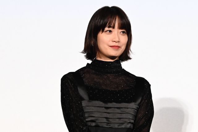 井口理（King Gnu）黒コーデで深川麻衣と登壇！『逃げろお嬢さん』完成披露舞台挨拶の様子（10枚目）