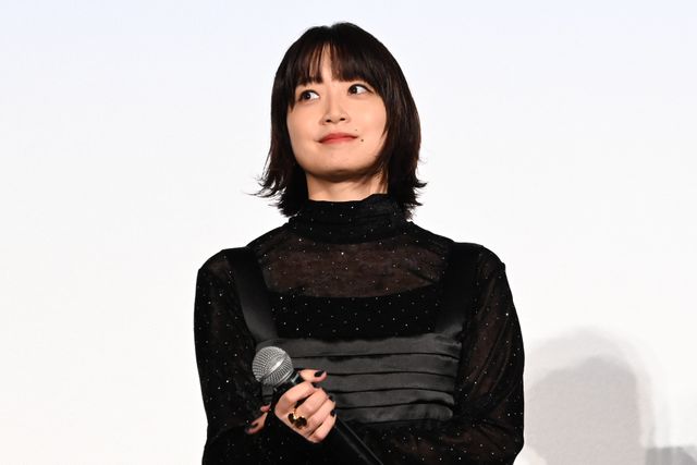 井口理（King Gnu）黒コーデで深川麻衣と登壇！『逃げろお嬢さん』完成披露舞台挨拶の様子（11枚目）