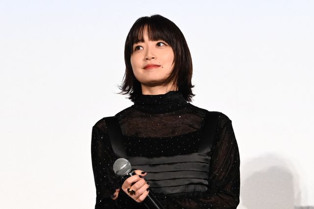 井口理（King Gnu）黒コーデで深川麻衣と登壇！『逃げろお嬢さん』完成披露舞台挨拶の様子（12枚目）