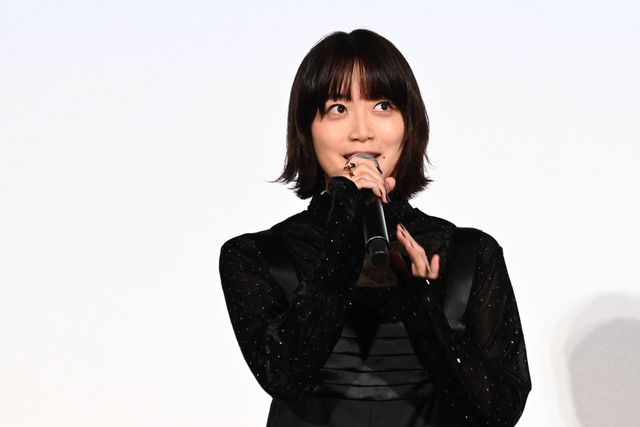 井口理（King Gnu）黒コーデで深川麻衣と登壇！『逃げろお嬢さん』完成披露舞台挨拶の様子（13枚目）