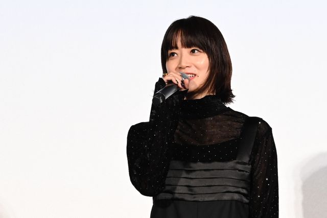 井口理（King Gnu）黒コーデで深川麻衣と登壇！『逃げろお嬢さん』完成披露舞台挨拶の様子（14枚目）