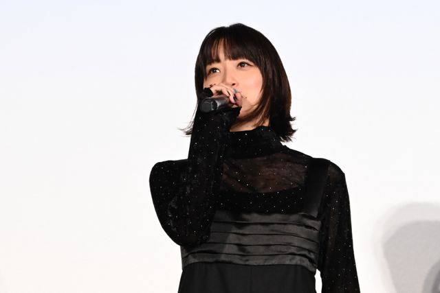 井口理（King Gnu）黒コーデで深川麻衣と登壇！『逃げろお嬢さん』完成披露舞台挨拶の様子（16枚目）